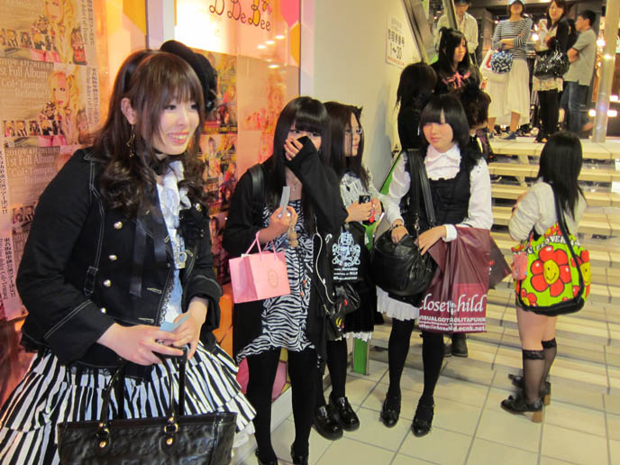 Gothic Lolita Fashion in Harajuku w/ H.Naoto, Axes Femme, Baby The Stars  Shine Bright, Victorian Maiden, Abilletage, Yosuke & Artherapie – Tokyo  Fashion