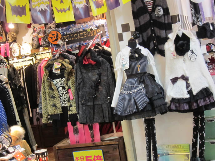 Gothic & Lolita, Fashion and Pop Culture, Store